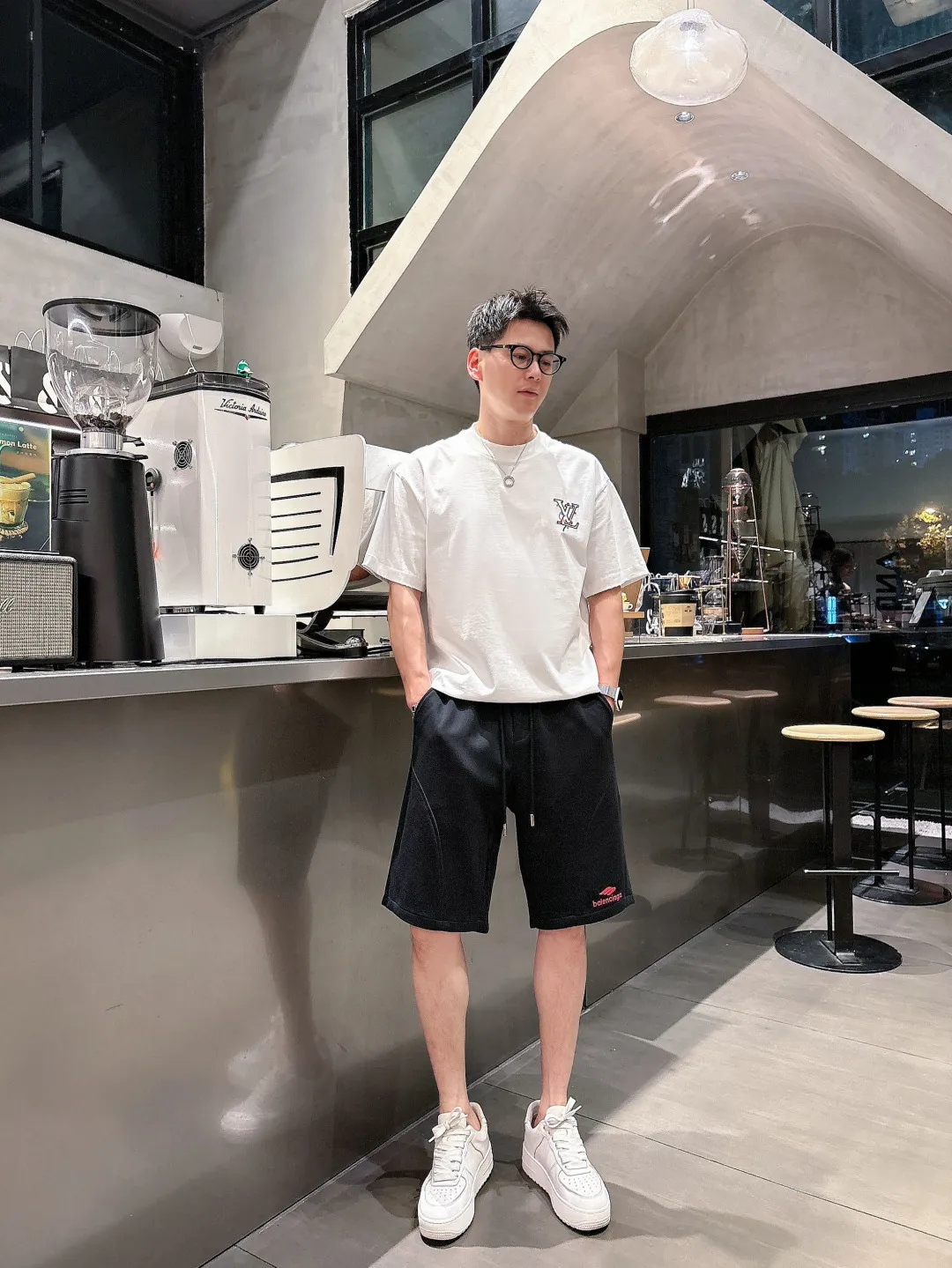 Balenciaga's three-standard complete 2026 summer New Arrival men's casual shorts, advanced custom-made Breathable fabric, Breathable fabric, extremely stretchy and comfortable, impeccable details, top-grade accessories, original logo design concept, delicate and soft feel! The upper body fit is awesome! Size: M-XXXL Please state your height and weight when ordering